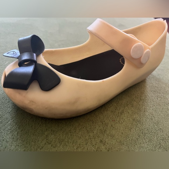 Girls Mini Mini brand tan flats with black bows - Picture 7 of 9
